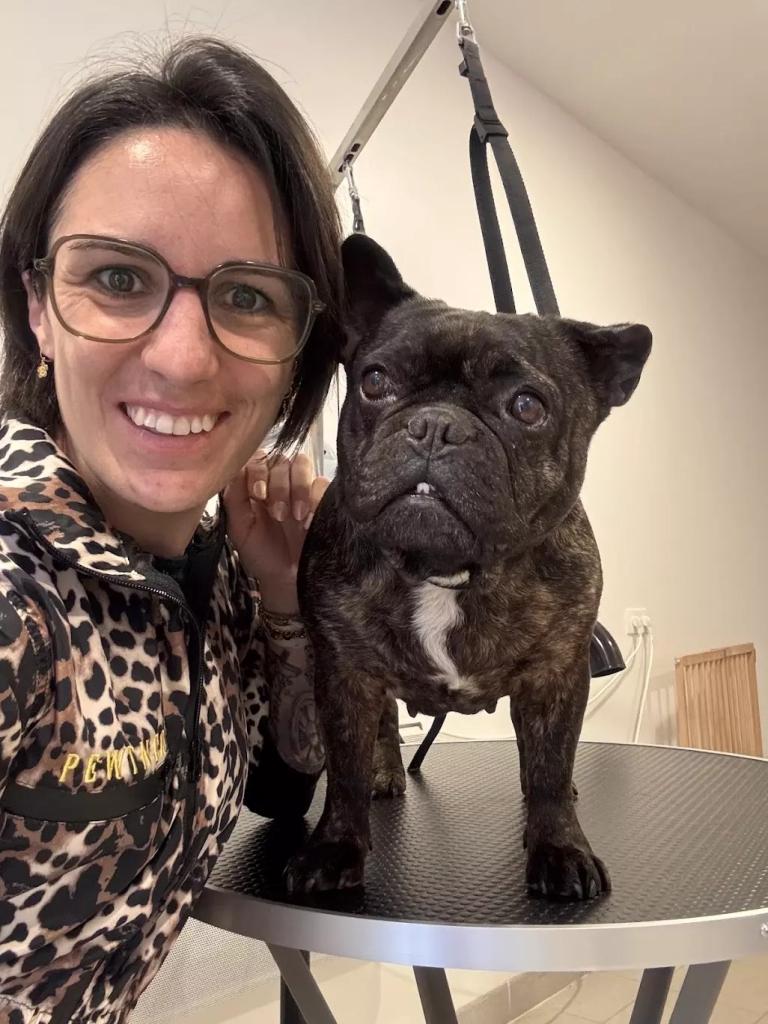 Moi avec un bouledogue au toilettage